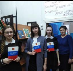 Библиотекарь школы Т.В.Косоногова организовала  обзор литературы «Права и обязанности гражданина РФ».